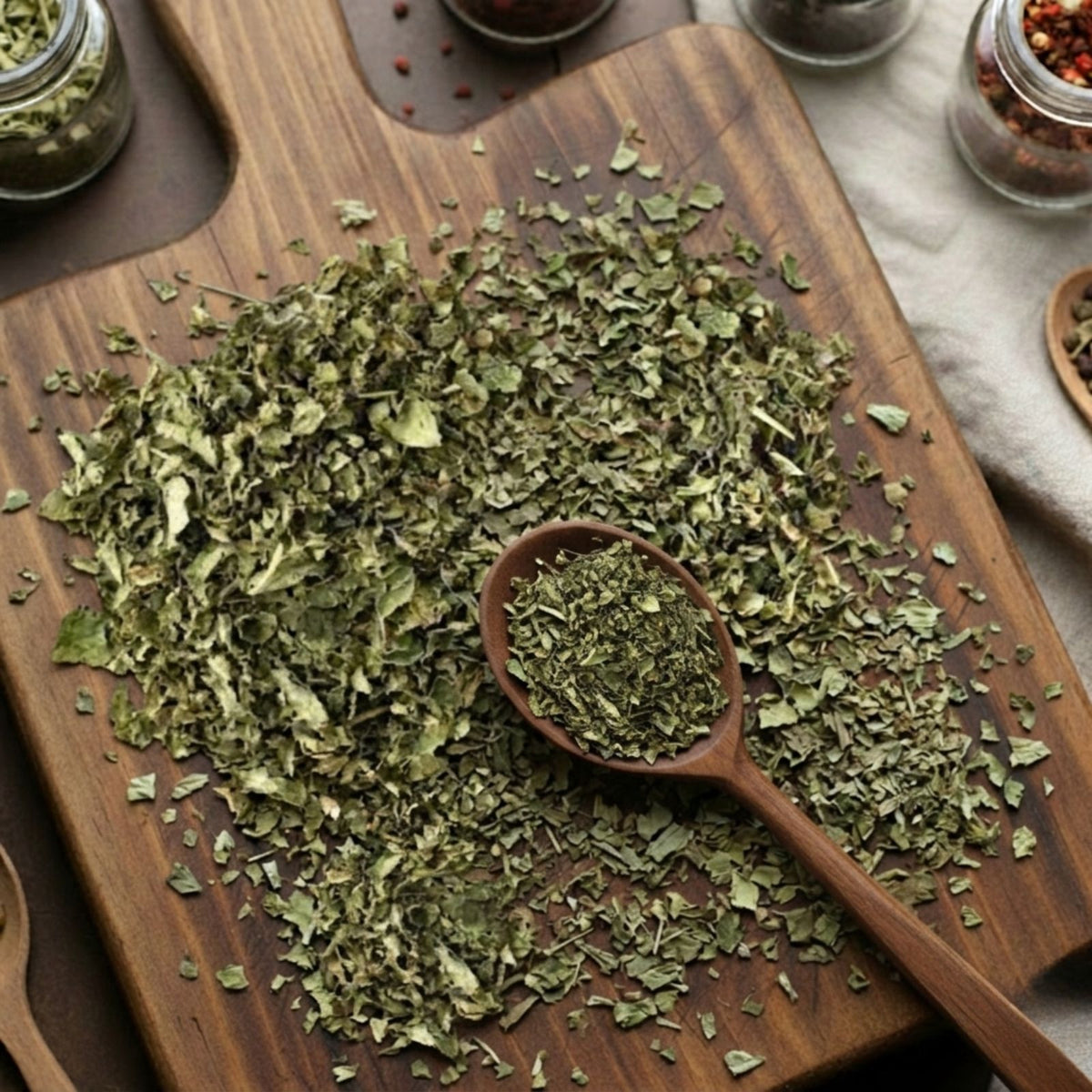 Dry cut and sifted Lemon Balm leaves (Melissa officinalis) for traditional aromatic botanical infusions.